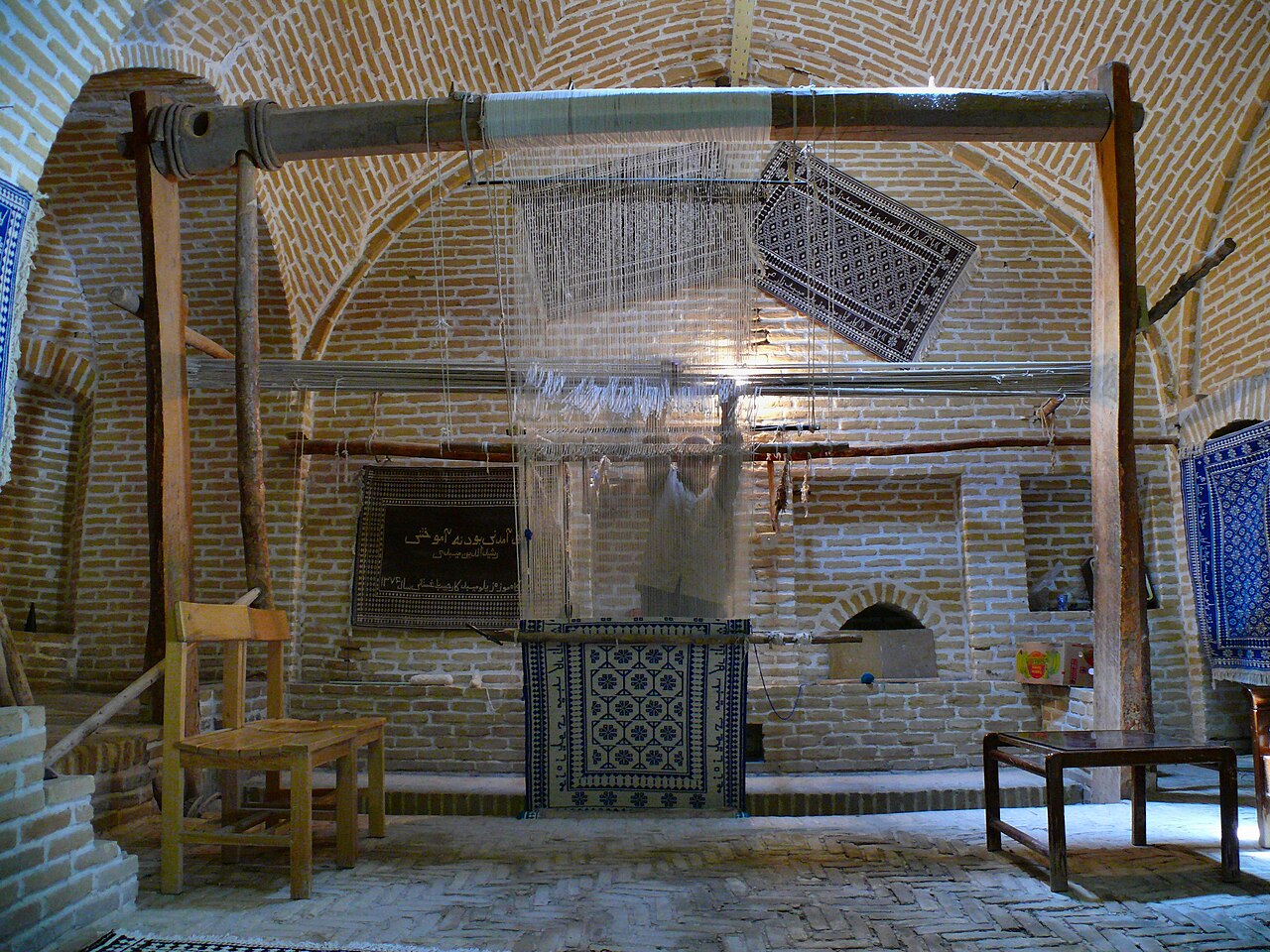دار قالی در کاروانسرای میبد